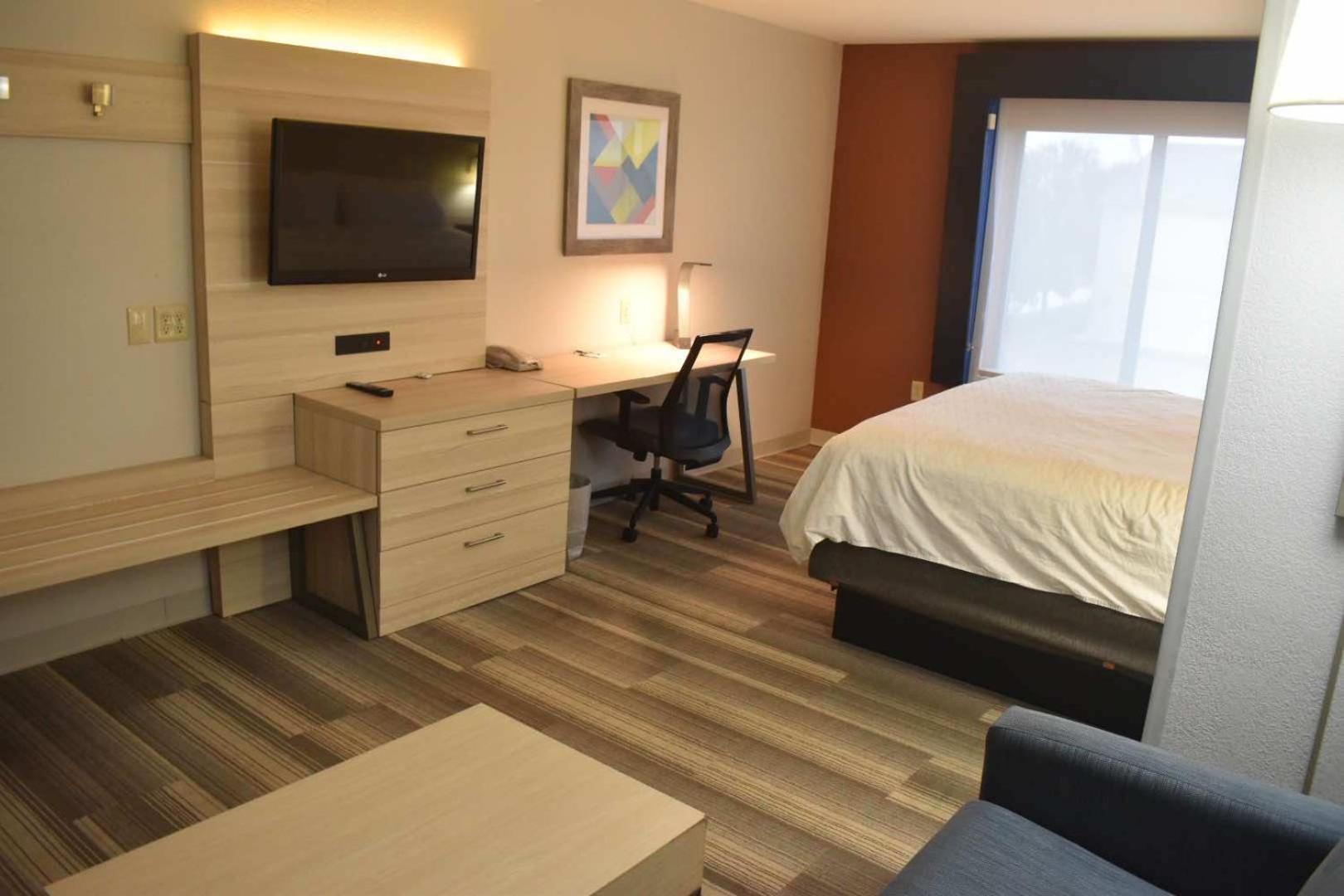 Holiday Inn Express Hotel & Suites Mcpherson By Ihg Exterior foto