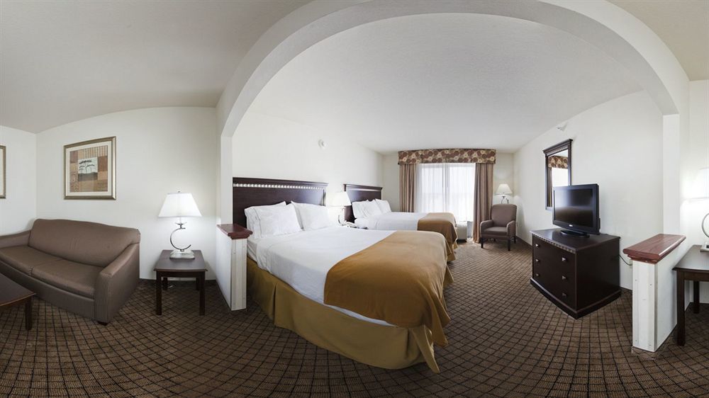 Holiday Inn Express Hotel & Suites Mcpherson By Ihg Exterior foto